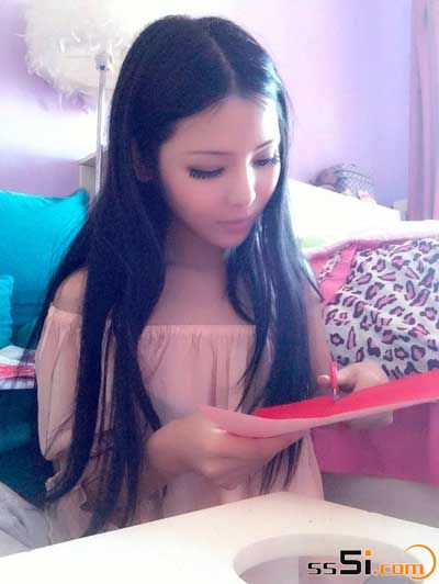 “剪纸西施”走红网络成宅男女神新标准